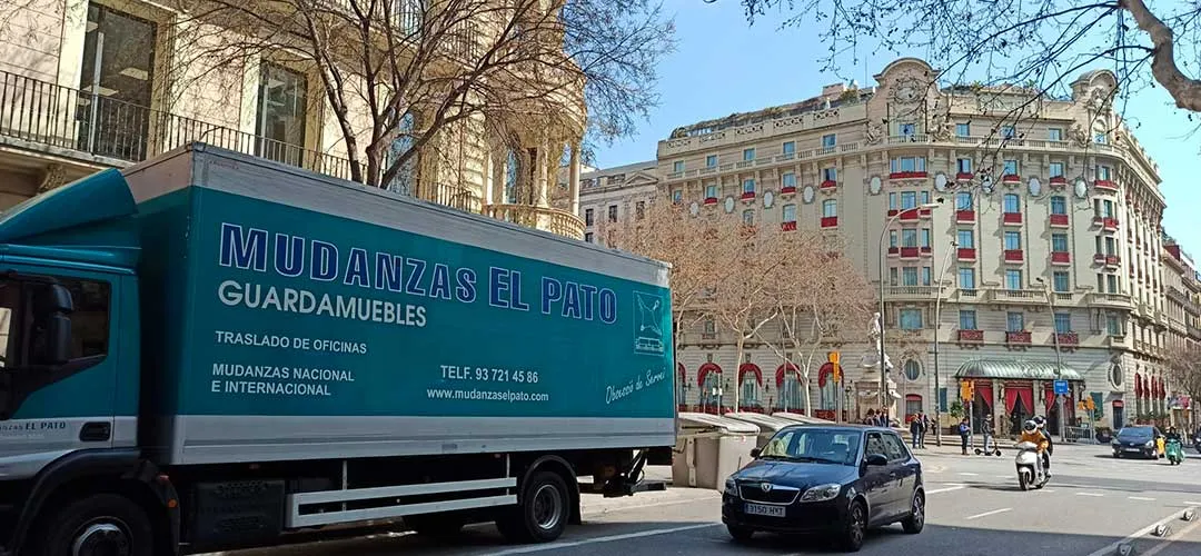 Camión de Mudanzas El Pato realizando un servicio de mudanza en Barcelona