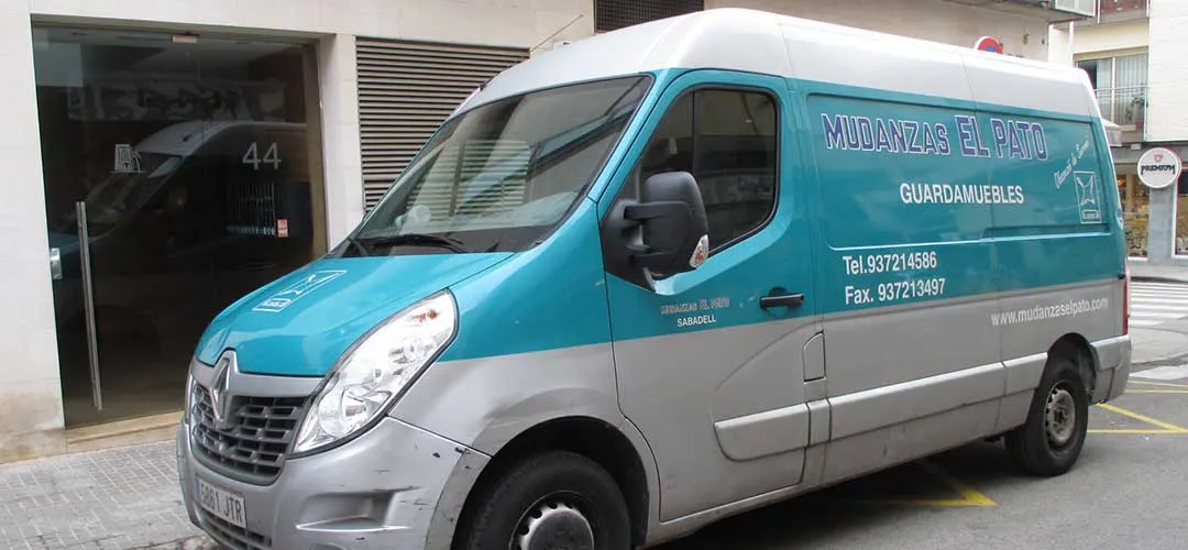 Furgoneta de Mudanzas El Pato para traslados de viviendas y empresas