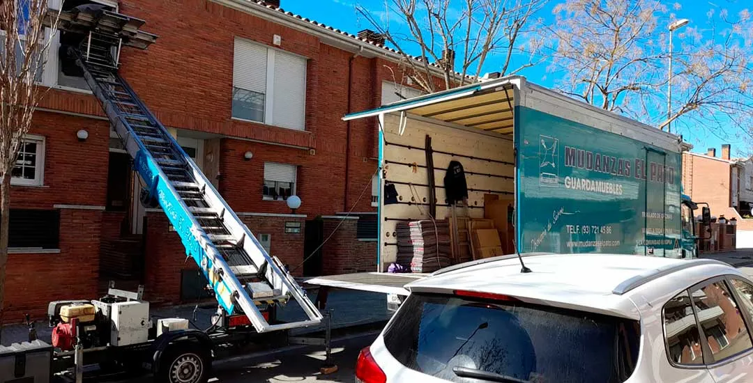 Camión y plataforma elevadora de Mudanzas El Pato durante una mudanza